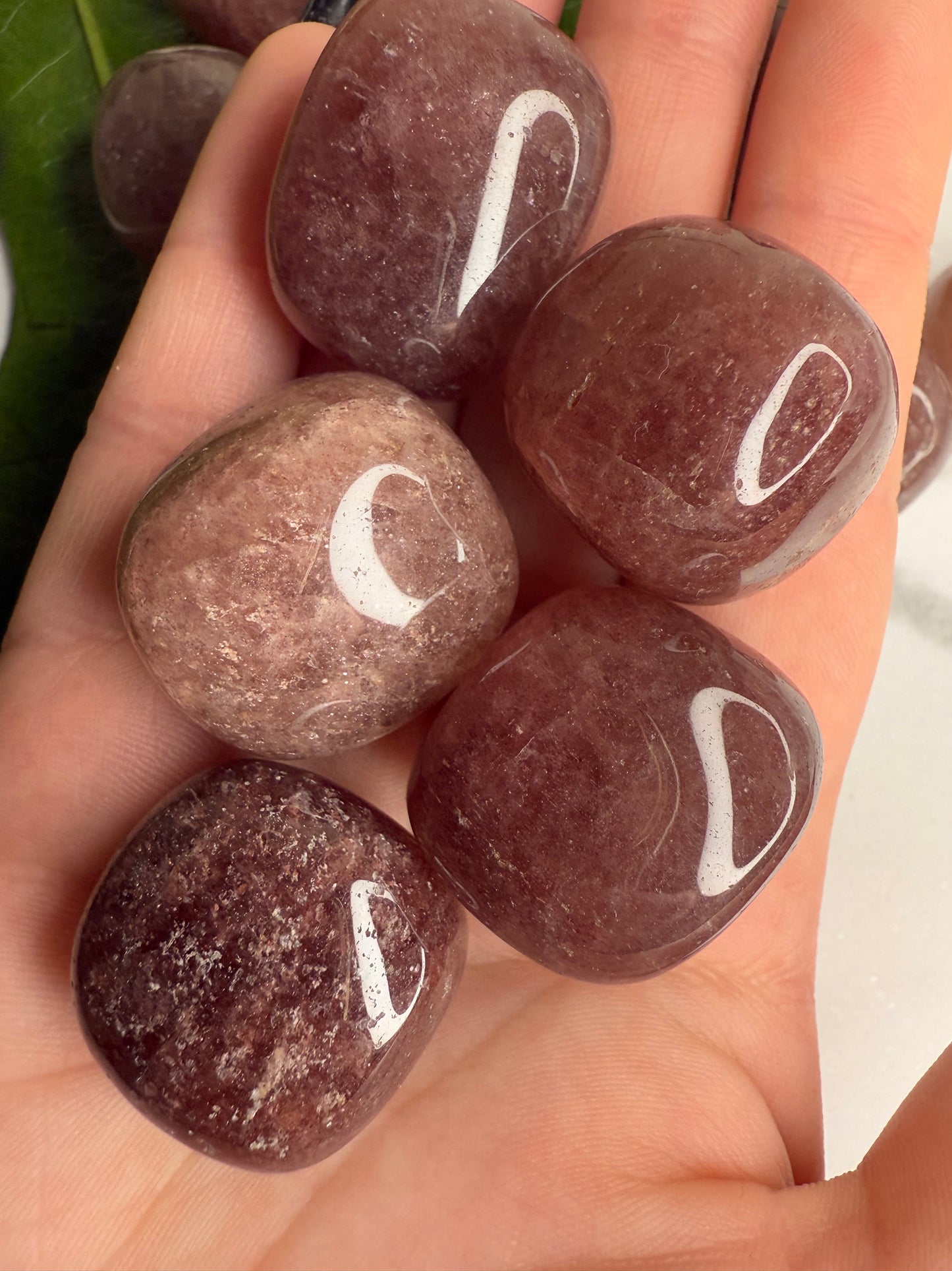 Erdbeerquarz Trommelstein