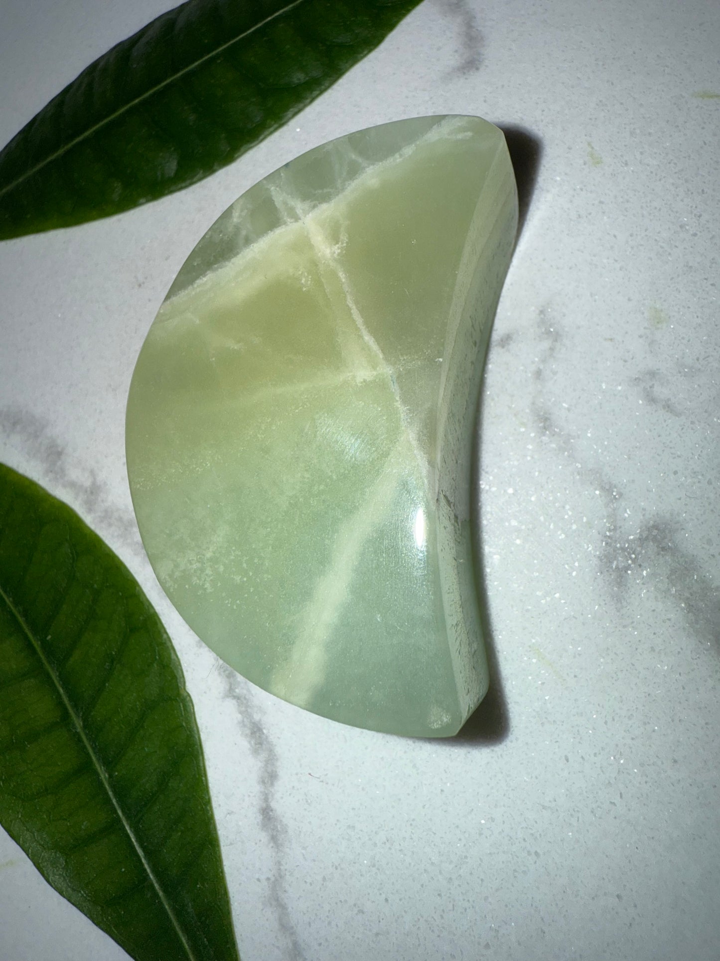 Pistaziencalcit Mond