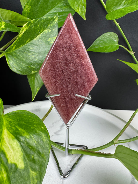 Erdbeerquarz Raute - Inklusive Halterung