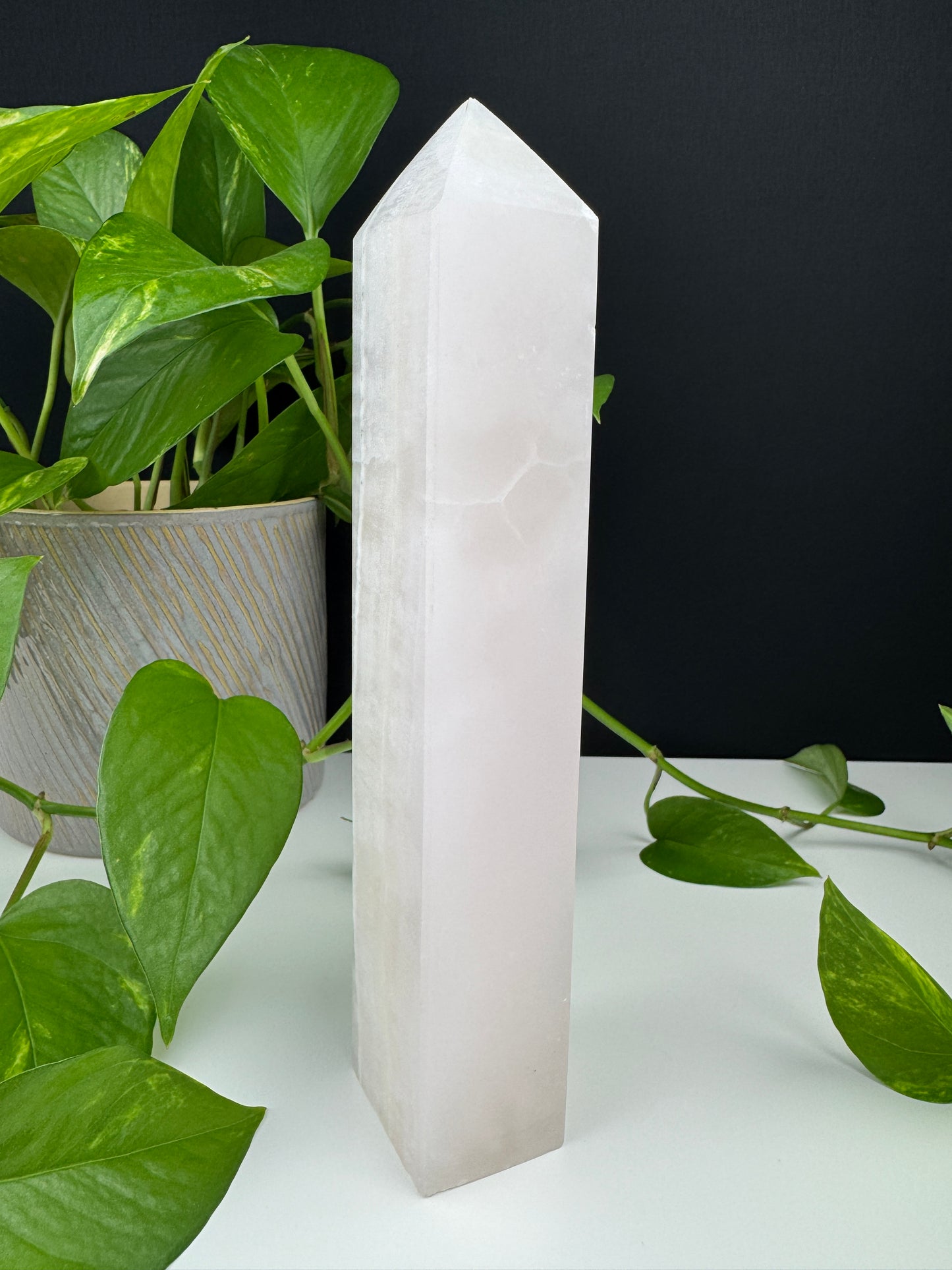 XXL Mangano Calcit Obelisk (UV Reaktiv)
