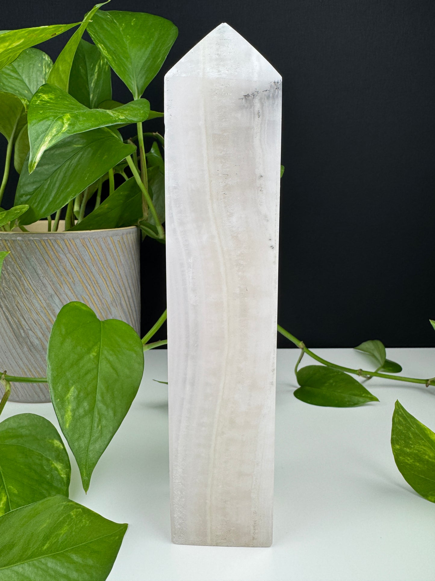 XXL Mangano Calcit Obelisk (UV Reaktiv)