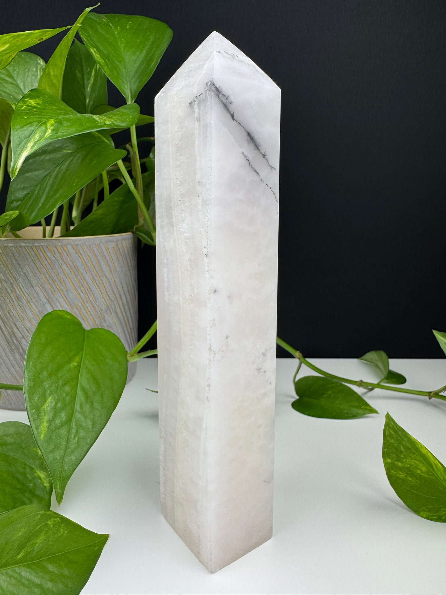 XXL Mangano Calcit Obelisk (UV Reaktiv)