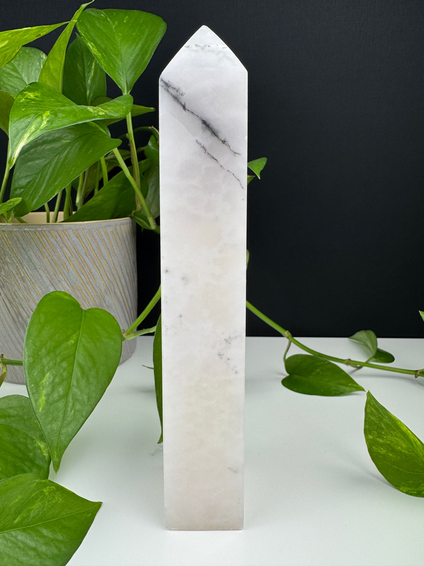 XXL Mangano Calcit Obelisk (UV Reaktiv)