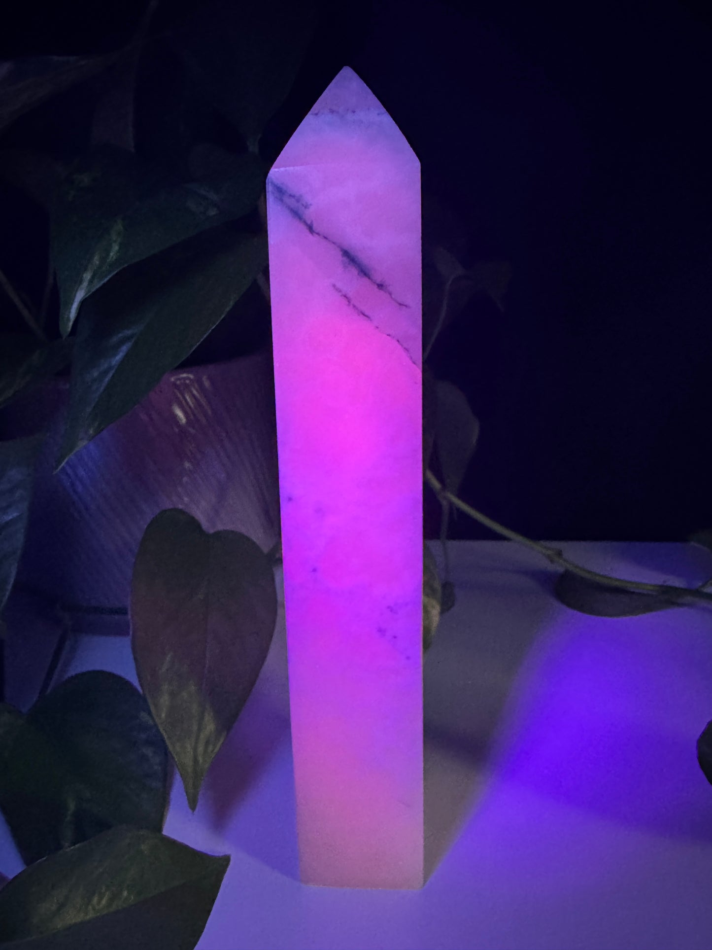 XXL Mangano Calcit Obelisk (UV Reaktiv)