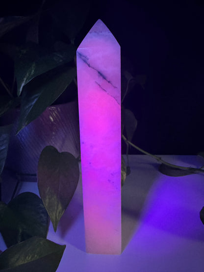 XXL Mangano Calcit Obelisk (UV Reaktiv)