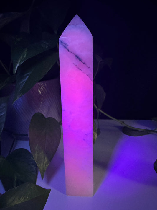 XXL Mangano Calcit Obelisk (UV Reaktiv)