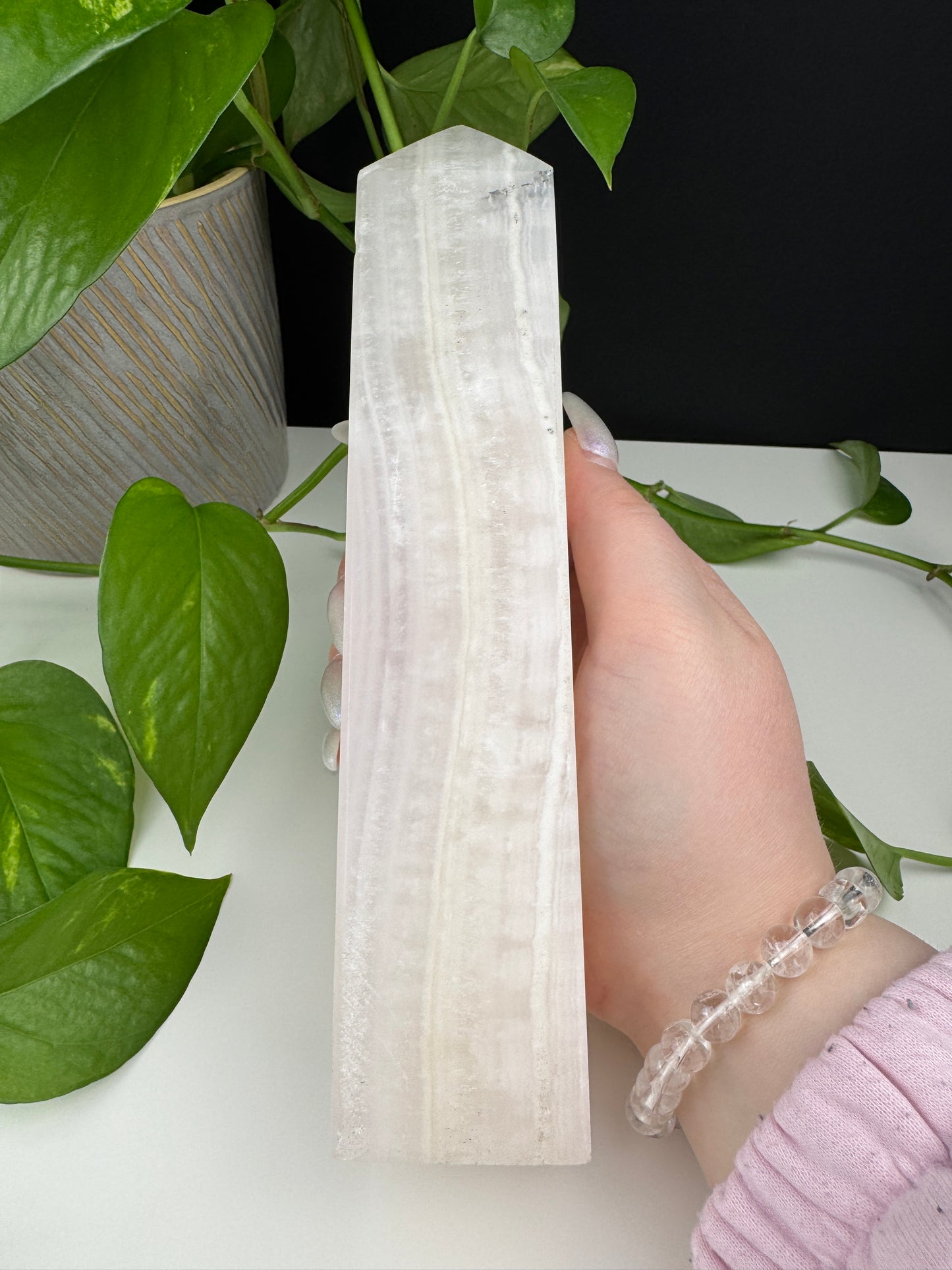 XXL Mangano Calcit Obelisk (UV Reaktiv)