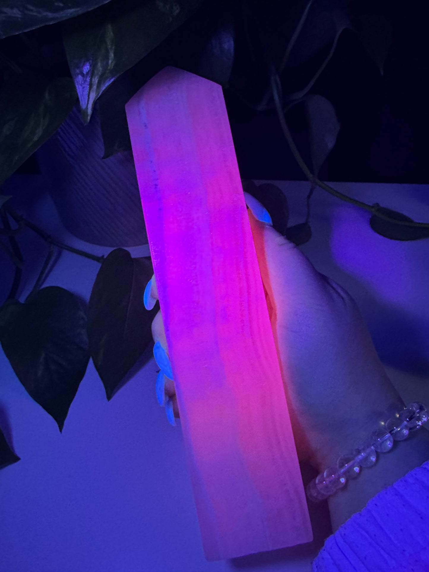 XXL Mangano Calcit Obelisk (UV Reaktiv)