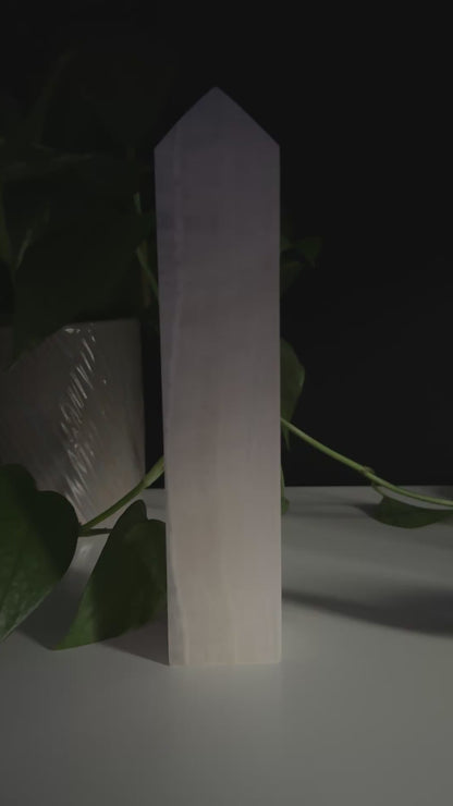 XXL Mangano Calcit Obelisk (UV Reaktiv)